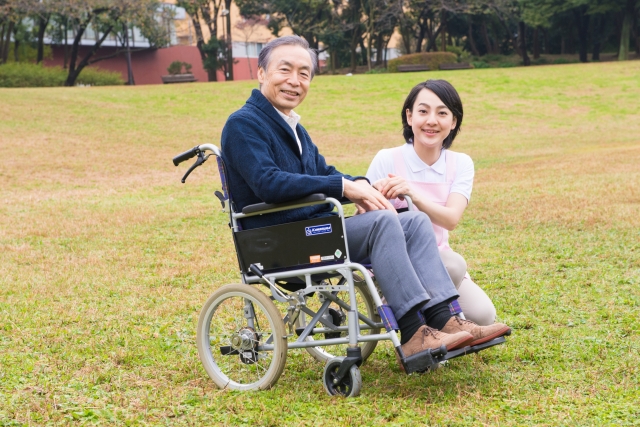 車いす老人と介護士