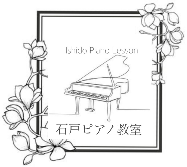 コンサート会場のピアノ前に立つ演奏者