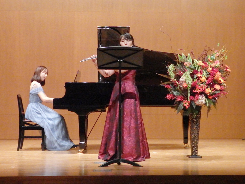 ステージで演奏する二人の演奏家