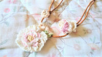 白バラ刺繍のネックレス