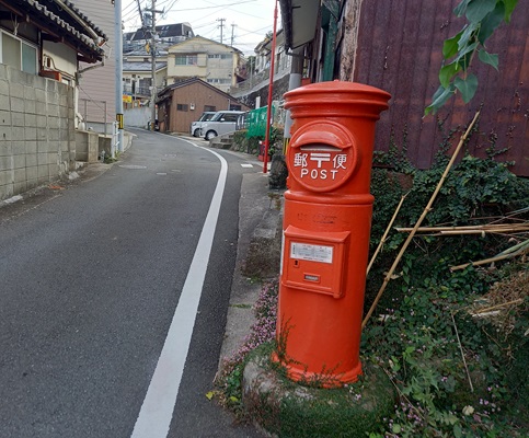 長崎市内にあるレトロな丸型ポスト