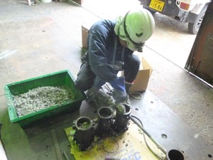 橋梁伸縮継手工事の株式会社宇佐建設 現場圧縮強度試験